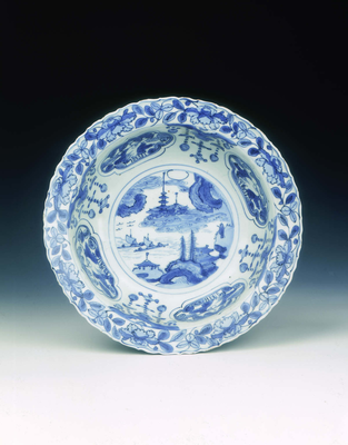 Kraak blue and white klapmuts bowl with pagoda