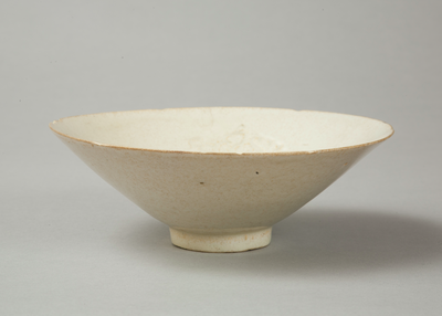 Lobed bowl with qingbai glaze with carved floral