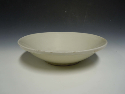 Shallow cream glazed bowl of Samarra type with