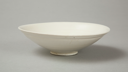 Shallow cream glazed bowl with rolled rimTang