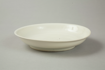 White dish with anhua design of two phoenix and