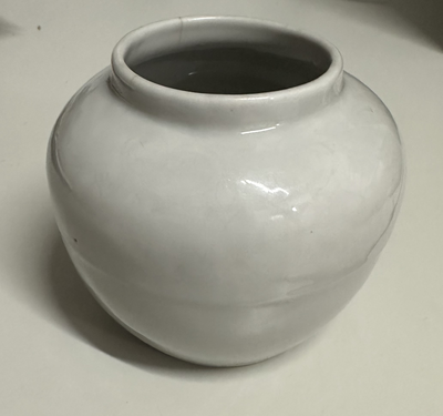 Jar with white/grey glaze with anhua