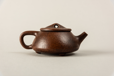 Yixing purple clay teapot by Xiao Feng alias Xue