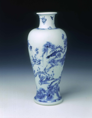 Blue and white vase with magpiesQing dynasty