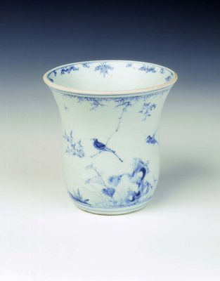 Blue and white tulip-shaped beaker with