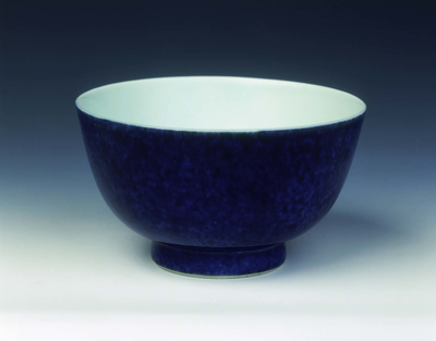 Small bowl with souffle blue glaze
Qing dynasty