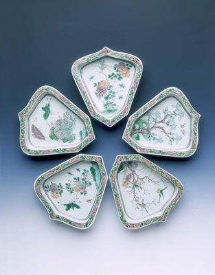Five dishes of pointed shield shape