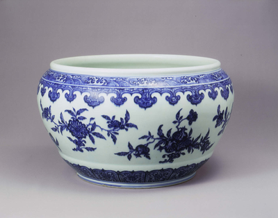 Blue and white fish bowl in Ming styleQing
