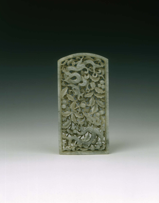 Jade 'cha wei' reticulated plaque with two