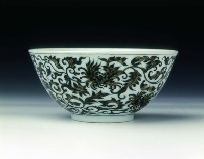 Pair of bowls with floral patterns in grisaille