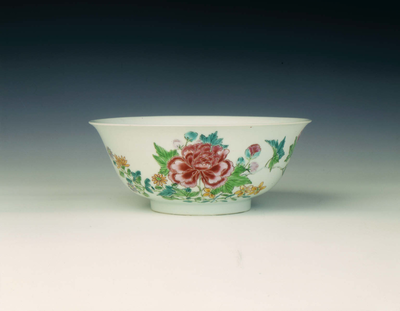 Famille rose bowl with peonies and daisies
Qing