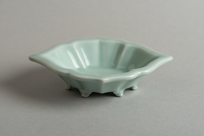 Foliated dish with pale celadon glazeQing