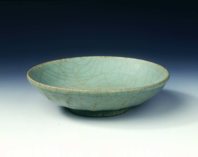 Longquan celadon saucer with crackled Guan type