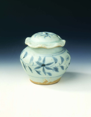 Blue and white jarlet and lotus leaf lid