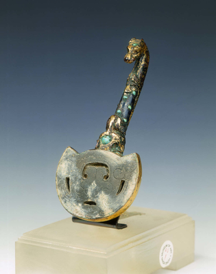 Gilt bronze garment hook with jade and turquoise