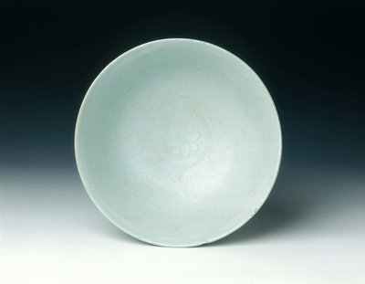 Shufu bowl with peacock amid scrolling