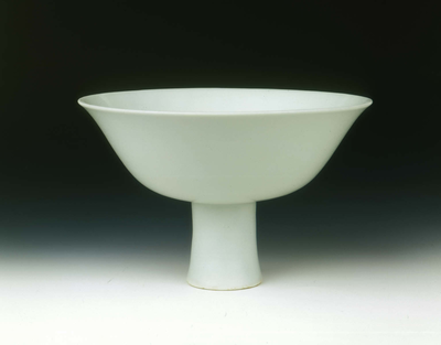 Porcelain stemcup with 'sweet white' glaze