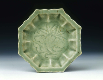 Yaozhou hexagonal celadon dish with lotusLate