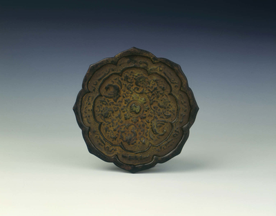 Lobed lacquer dish in the shape of a Tang dynasty