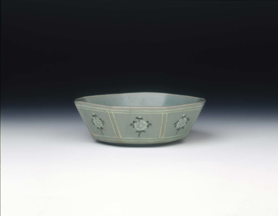 Octagonal celadon bowl with inlaid daisy-like