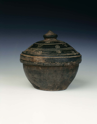 Shiny black circular pottery basin and coverHan