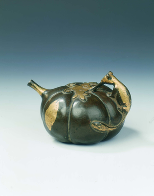 Bronze water dropper in form of a pumpkin