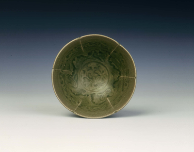 Yaozhou celadon six-lobed bowl with carved and