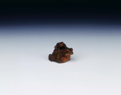 Boxwood netsuke of toad with young