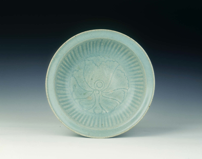 Si Satchanalai celadon dish with carved peony and