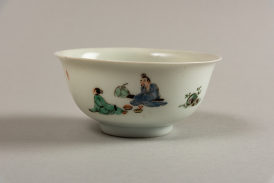 Famille verte bowl decorated with figures