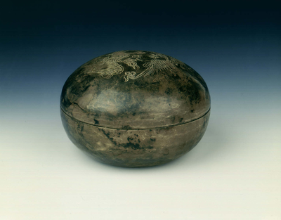 Round silver box with two incised phoenixesYuan