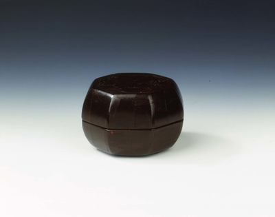 Yixing pottery seal box covered with lacquer