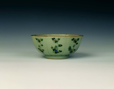 Bowl with immature Langyao glaze with famille