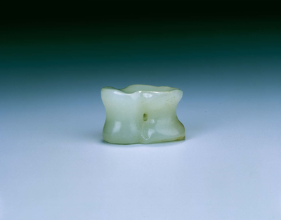 Single white jade astragalLiao or Jin dynasty