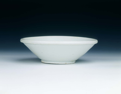 White Ding bi-foot bowl, Samarra typeTang dynasty