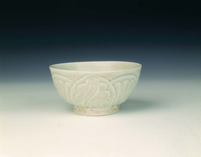 Qingbai bowl with deeply carved overlapping