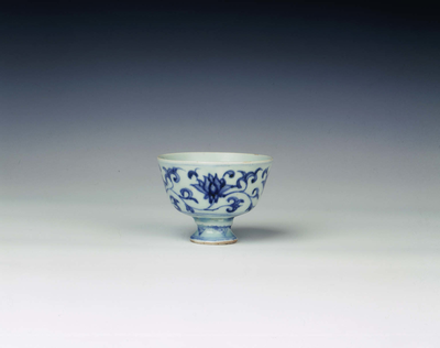 Small blue and white stem cup with sparse