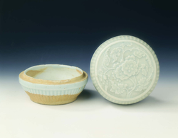 Qingbai small covered box with moulded
