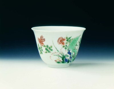 Famille verte cup with flowers and rocks