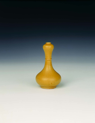 Imperial yellow glazed garlic head vase17th
