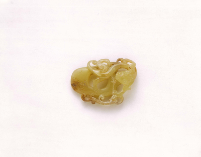 Yellow jade pointed pendant with kui