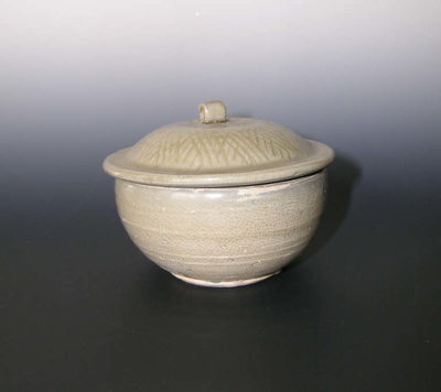 Celadon bowl and coverYuan dynasty