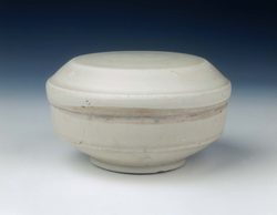 Xing stoneware white glazed covered boxFive