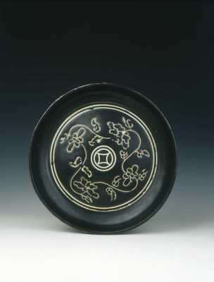 Cizhou-type black dish with carved flowers and