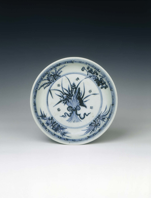 Blue and white lotus bouquet dishMing dynasty