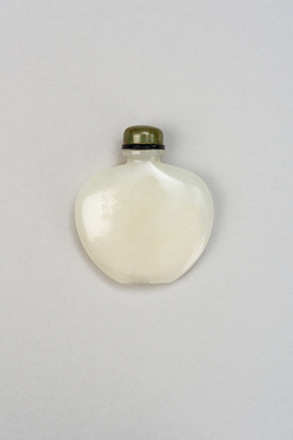 White nephrite jade snuff bottle of shield shape