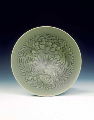 Yaozhou celadon bowl with carved peony designLate