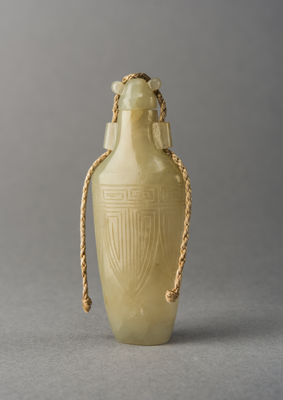 Jade snuff bottle with incised decoration
