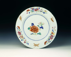 Famille rose dish with chrysanthenums and