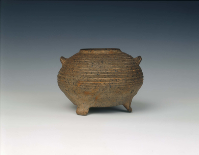 Ding shaped pottery jar
Western Han dynasty